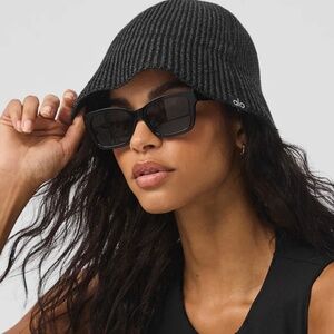 Alo Yoga Denim Knit Cloche Black/Anthracite.